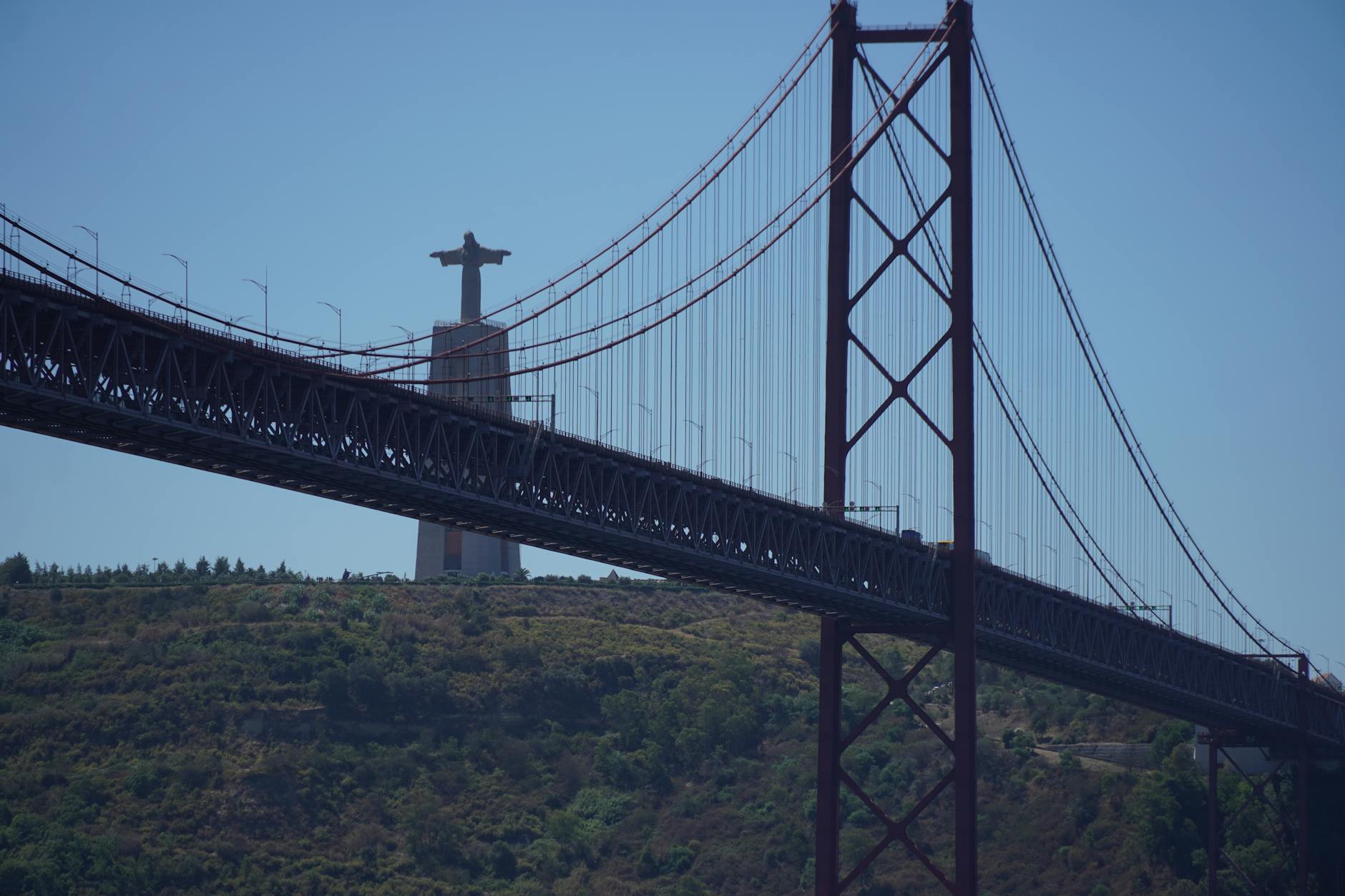 Barcos No Tejo: Como Aproveitar A Transtejo/Soflusa Para Ir E Voltar Com Vista 3 View of the iconic 25 de Abril Bridge and Cristo Rei monument in Lisbon, Portugal.
