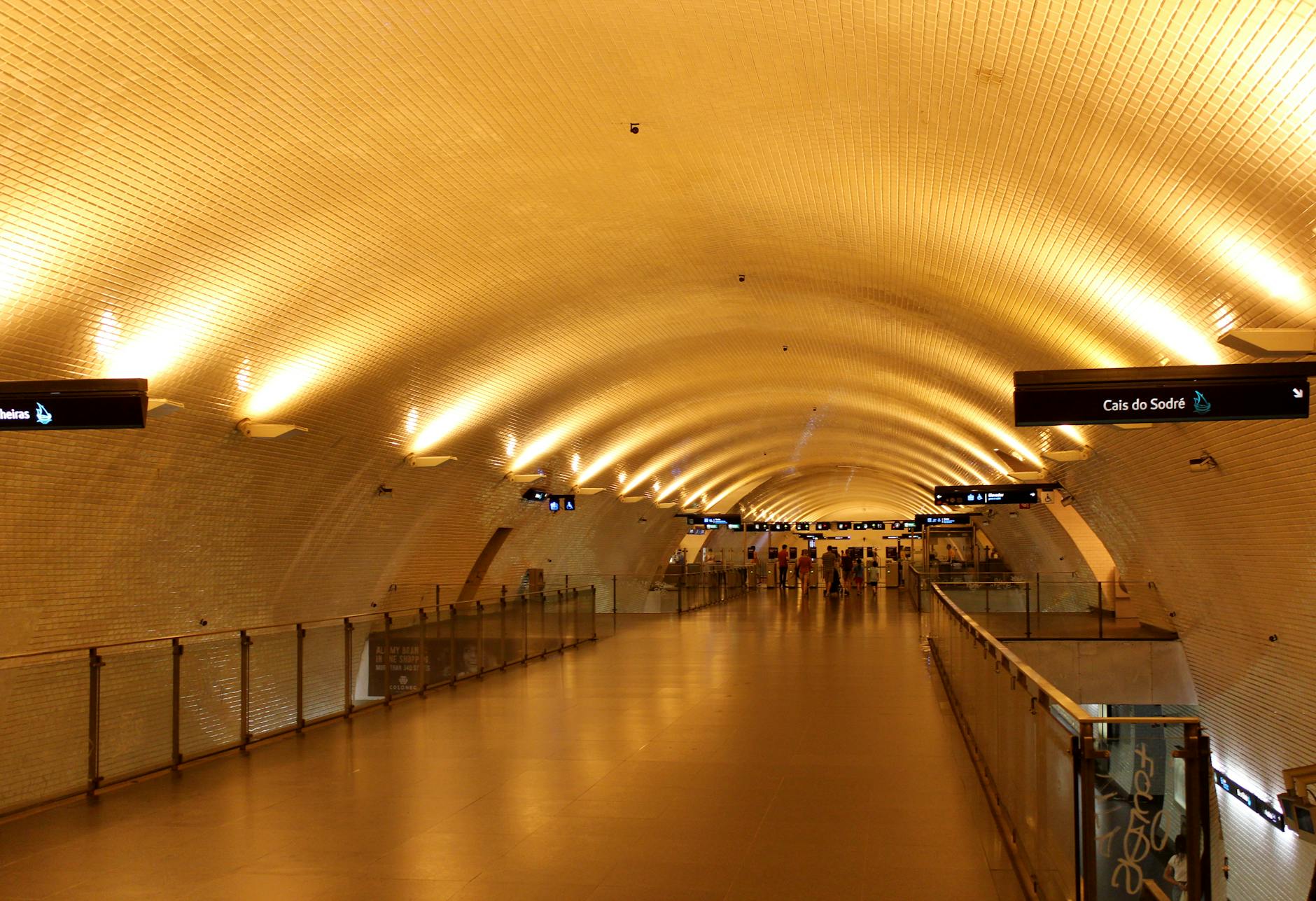Linha Circular 2026: os atalhos de Metro que te vão poupar tempo 7 Wide view of an arched corridor in Lisbon Metro station, showcasing architectural elegance.